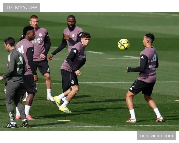 伤员回归，皇马全队合练备战周末联赛，仅阿拉巴与米利唐缺席