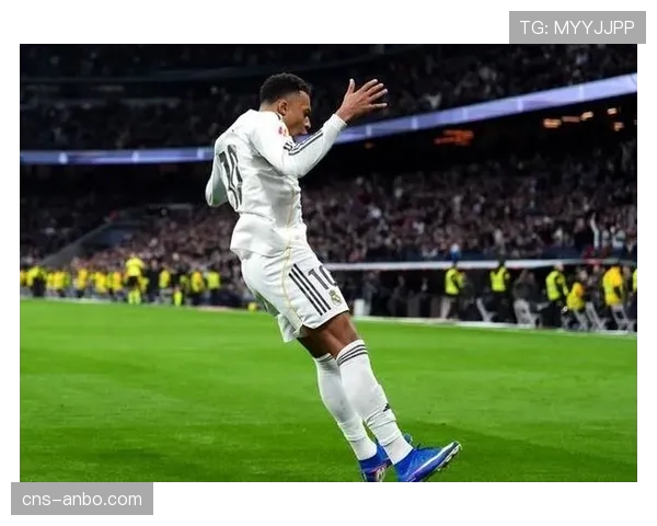 终场哨响，皇马球员姆巴佩倒地不起，VAR回放引争议